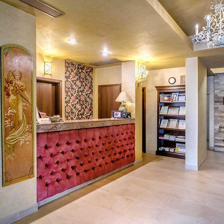 Simfonia Boutique Hotel Ramnicu Valcea Exterior photo