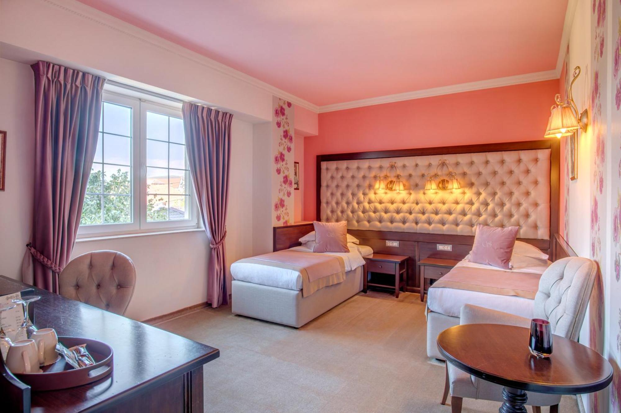 Simfonia Boutique Hotel Ramnicu Valcea Exterior photo